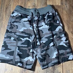 🆕 UNDER ARMOUR MENS UA ELITE CARGO CAMO PRINTED SHORTS SMALL WORKOUT BLACK $90
